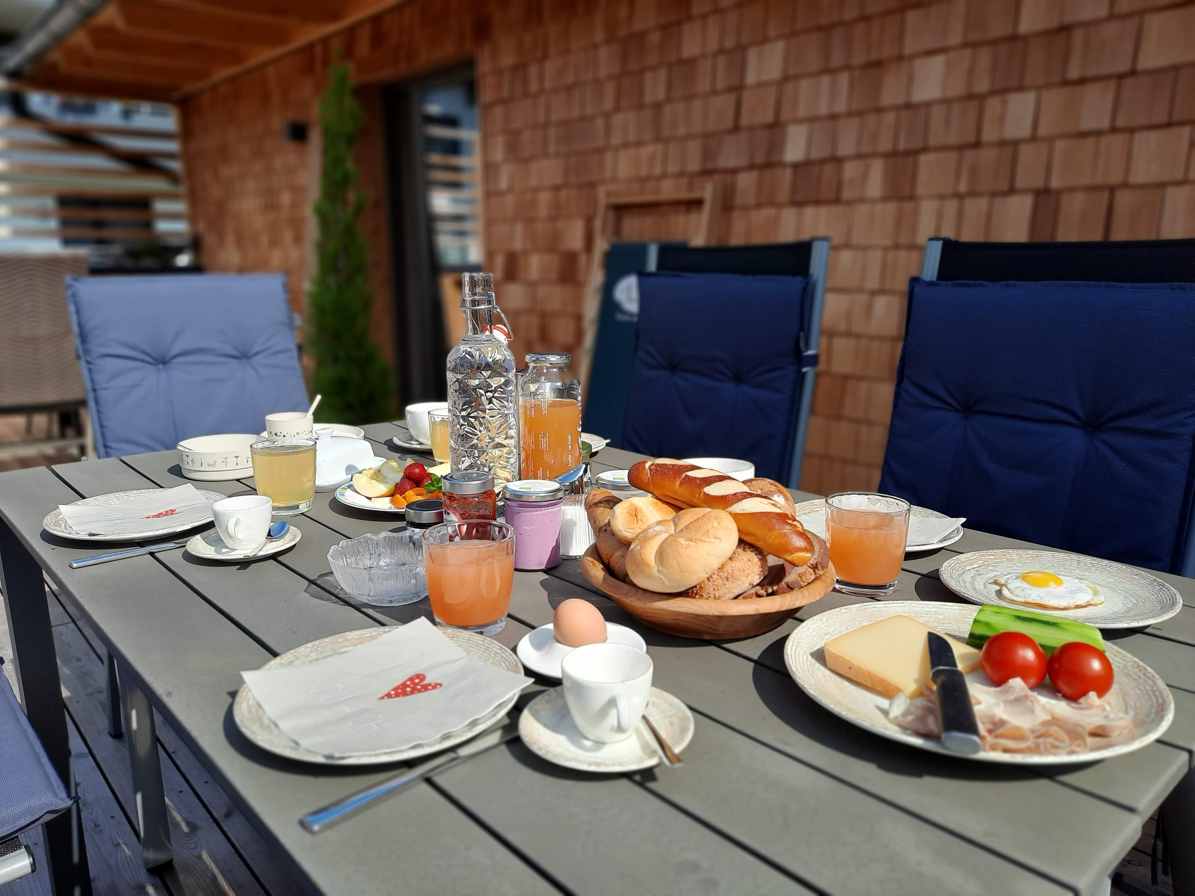 Natur Ferienwohnung Leogang große Sonnenterrasse Esstisch